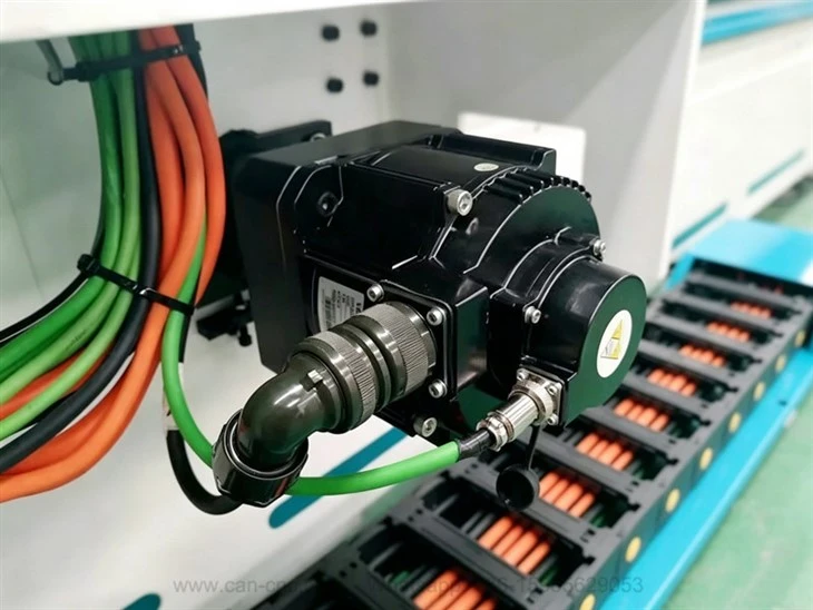Multi‑tool ATC CNC machine for woodworking